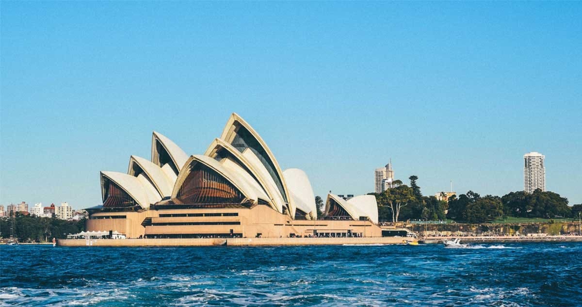 Perder pasaporte Australia fotografía de la opera de Sydney desde el mar y de fondo el cielo despejado